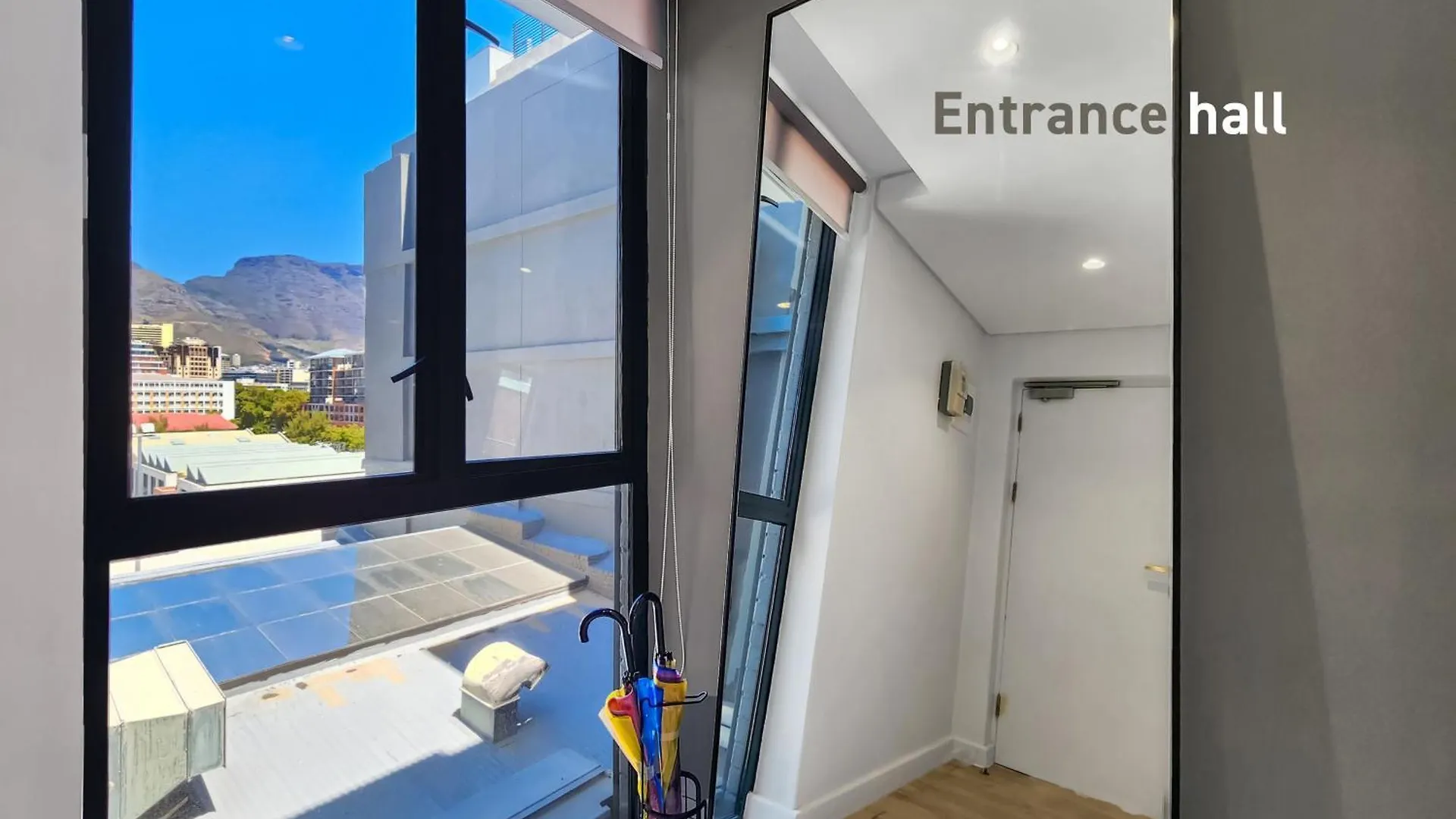Chic, 2 Bed With Mountain Views! Walk To The Waterfront! Apartment Cape Town