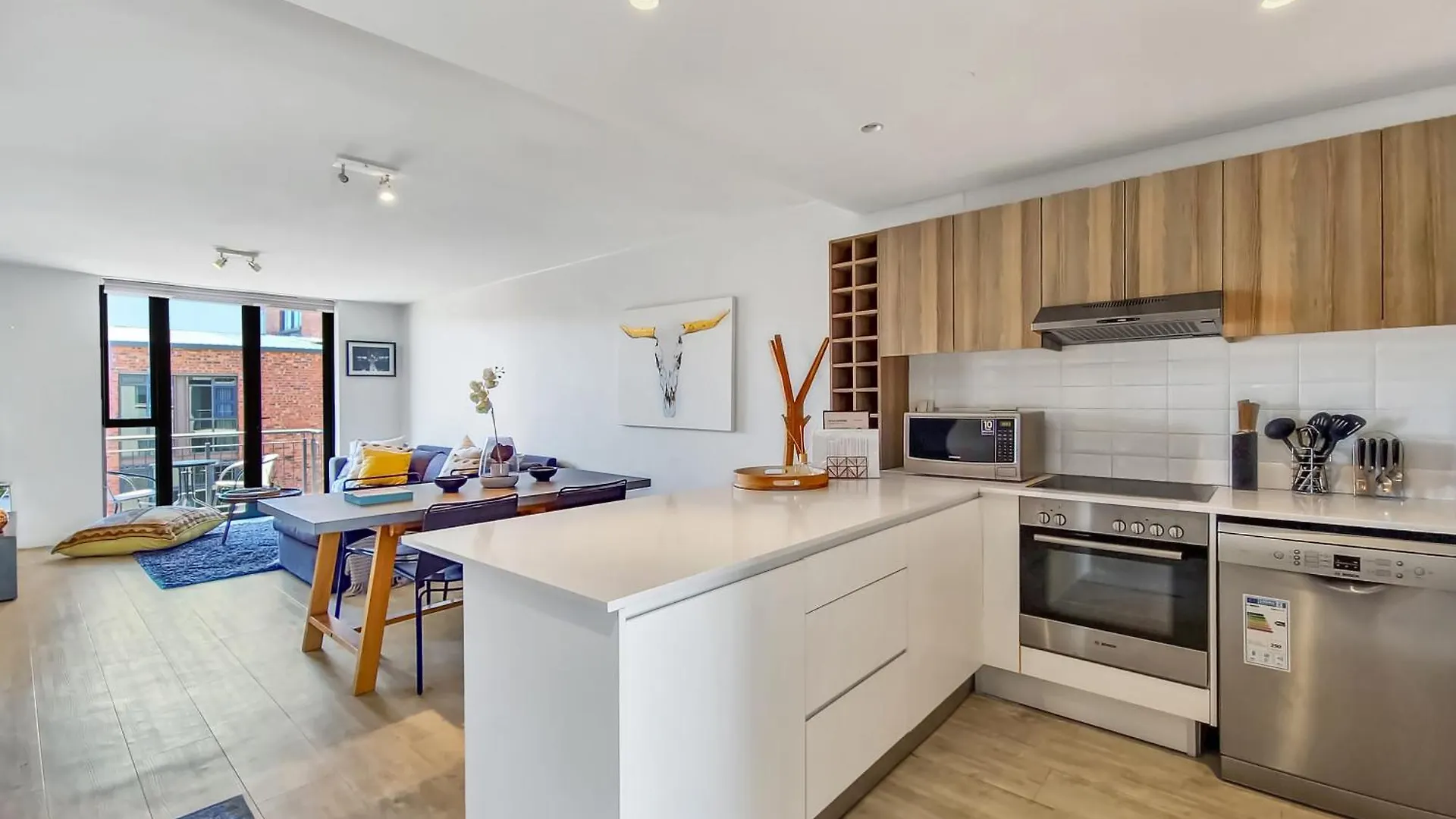 Chic, 2 Bed With Mountain Views! Walk To The Waterfront! Apartment Cape Town