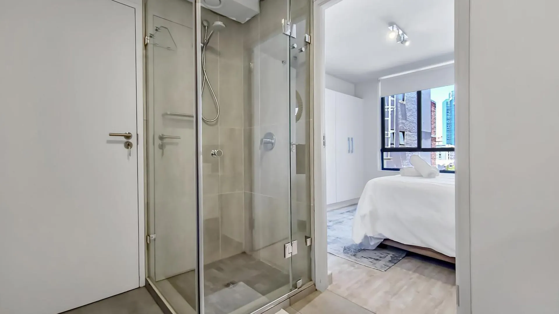 Chic, 2 Bed With Mountain Views! Walk To The Waterfront! Apartment Cape Town