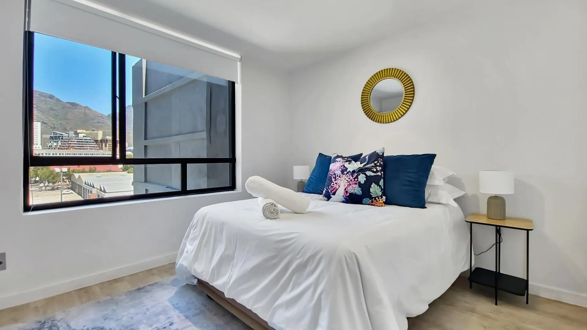Chic, 2 Bed With Mountain Views! Walk To The Waterfront! Apartment Cape Town South Africa