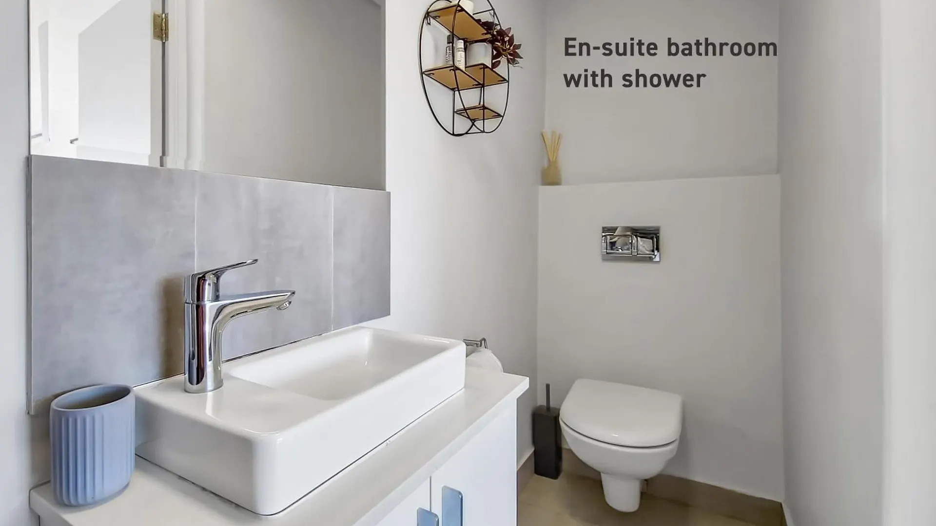 Chic, 2 Bed With Mountain Views! Walk To The Waterfront! Apartment Cape Town