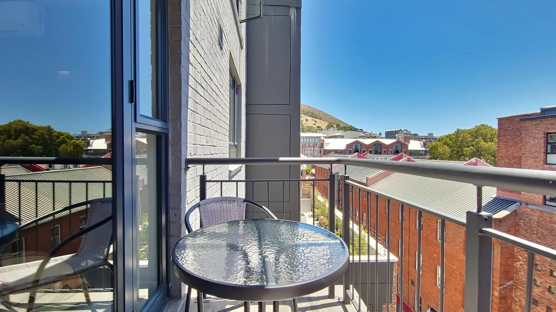 Chic, 2 Bed With Mountain Views! Walk To The Waterfront! Apartment Cape Town