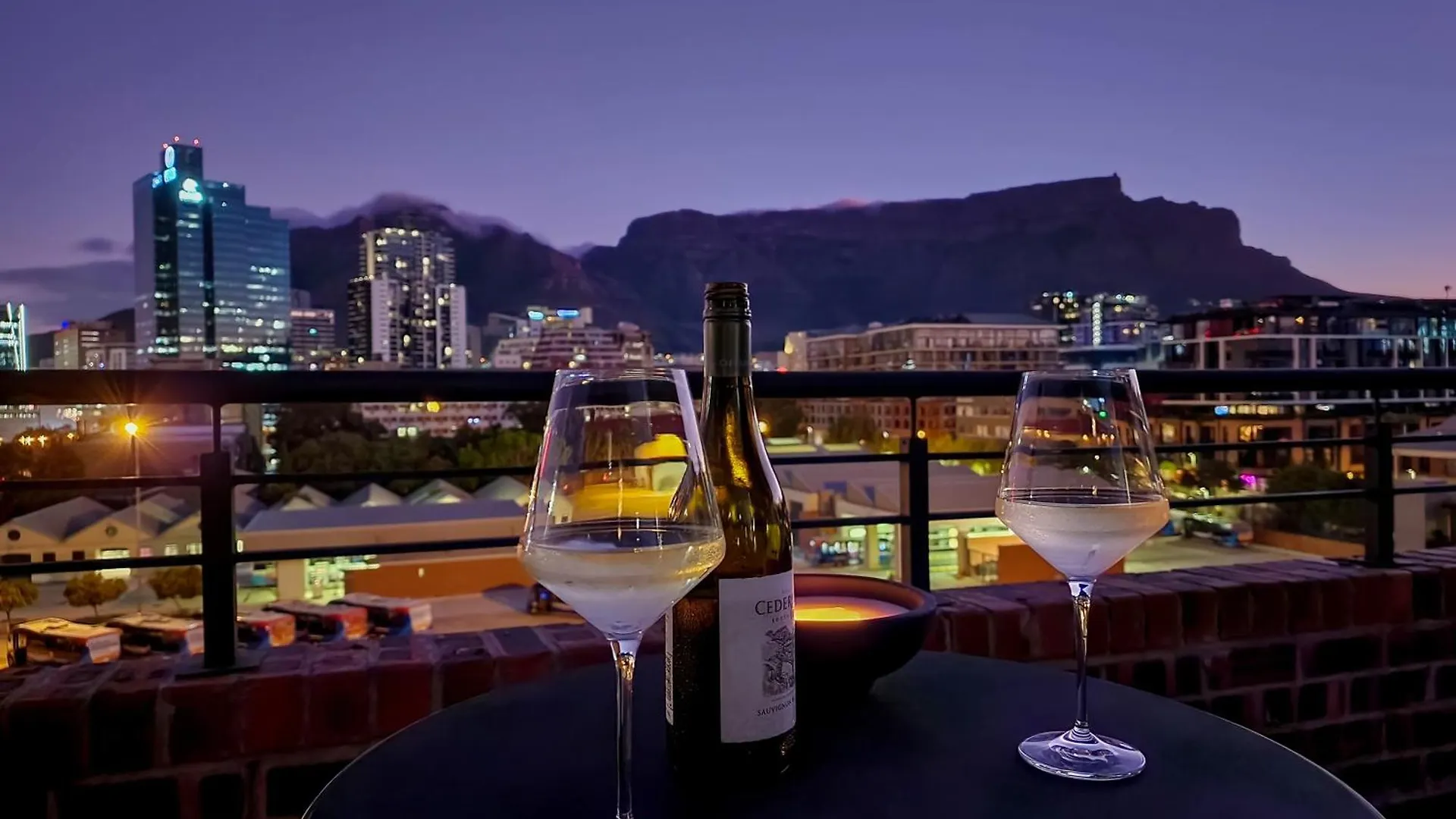 Chic, 2 Bed With Mountain Views! Walk To The Waterfront! Apartment Cape Town 0*,