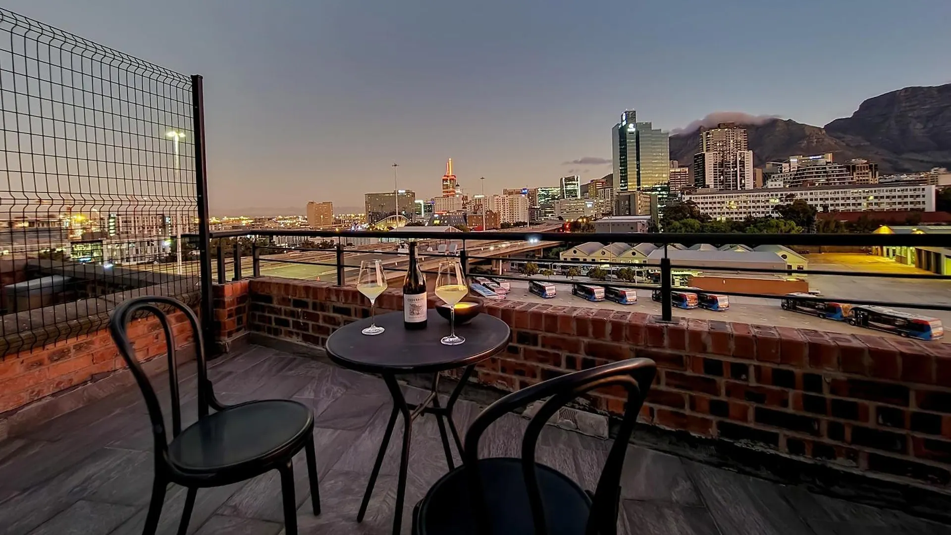 Chic, 2 Bed With Mountain Views! Walk To The Waterfront! Apartment Cape Town South Africa